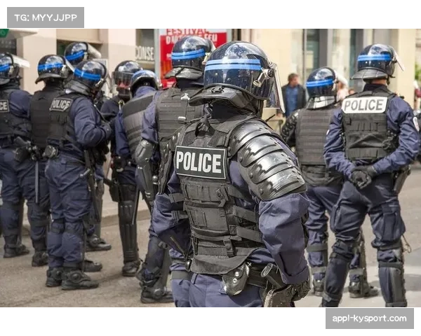 法国警方加强足球赛事安保,应对潜在球迷冲突 法国警方加强足球赛事安保,应对潜在球迷冲突