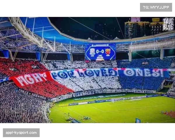 球迷看台致敬布冯,尤文名宿现场观战 球迷看台致敬布冯,尤文名宿现场观战