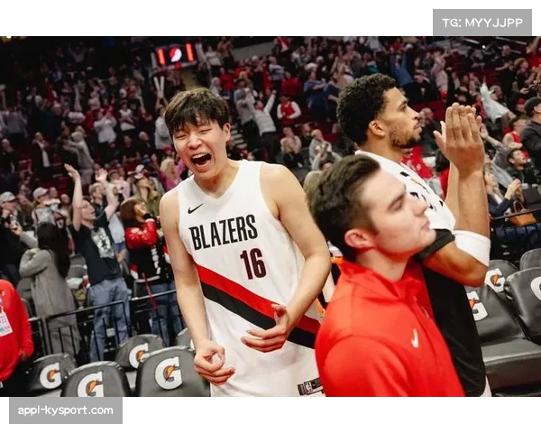 杨瀚森反击长传助攻夏普命中三分，开拓者替补席沸腾